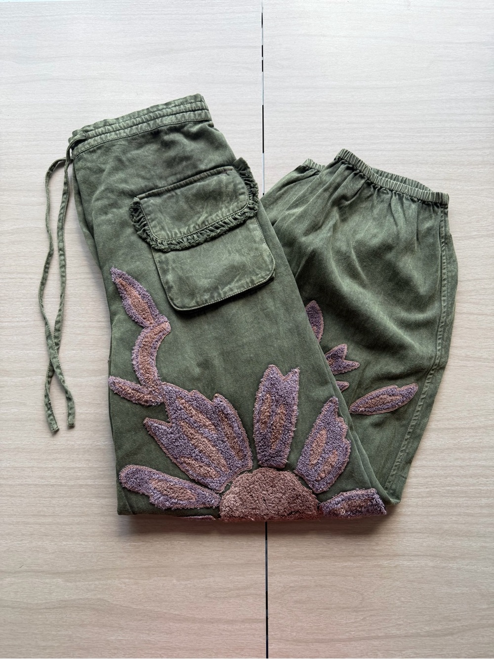 NATURAL LIFE Women’s Olive Green Cropped Cargo Pants with Floral Design XS